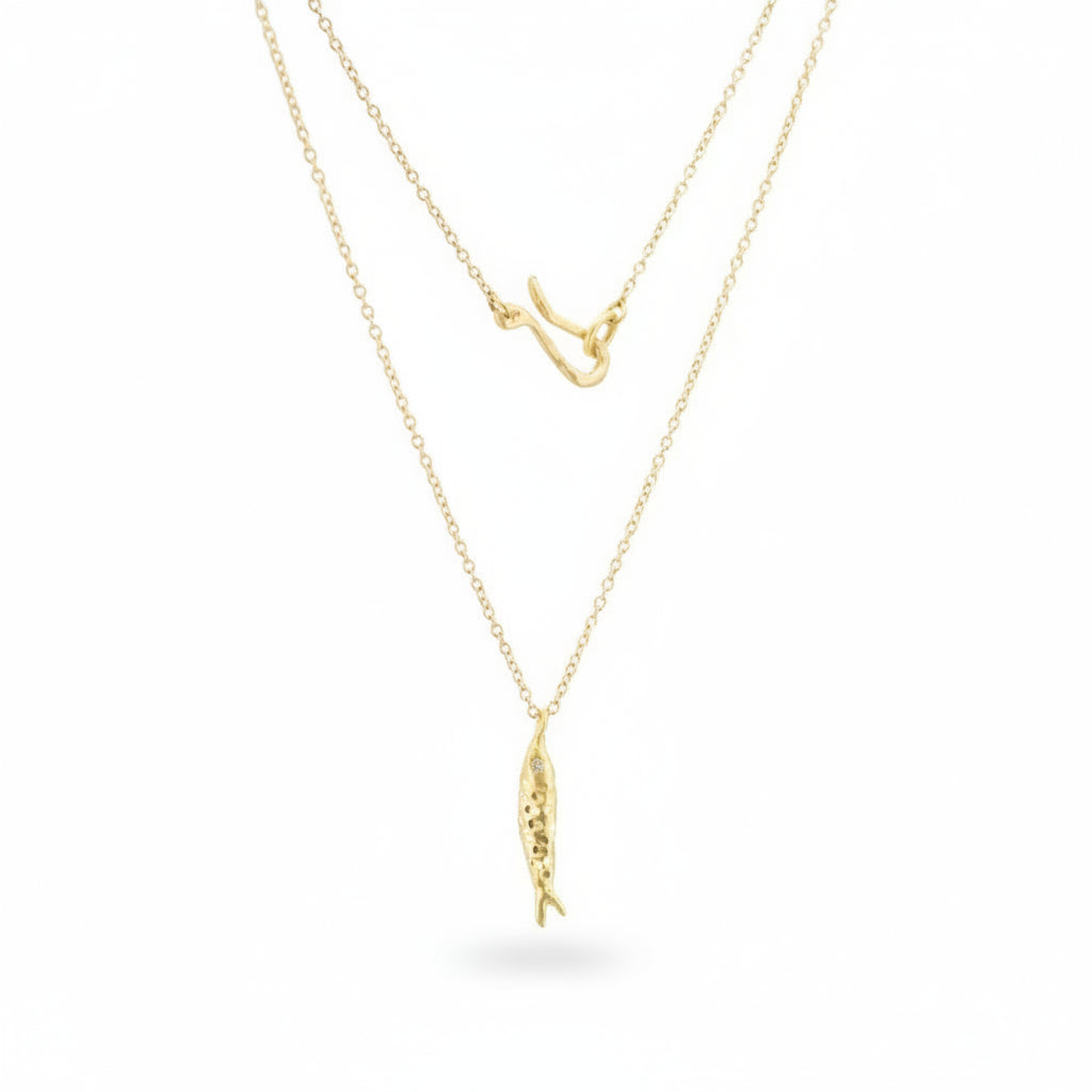 Engraved Pesca Pendant – 18k Gold Fish with Diamonds