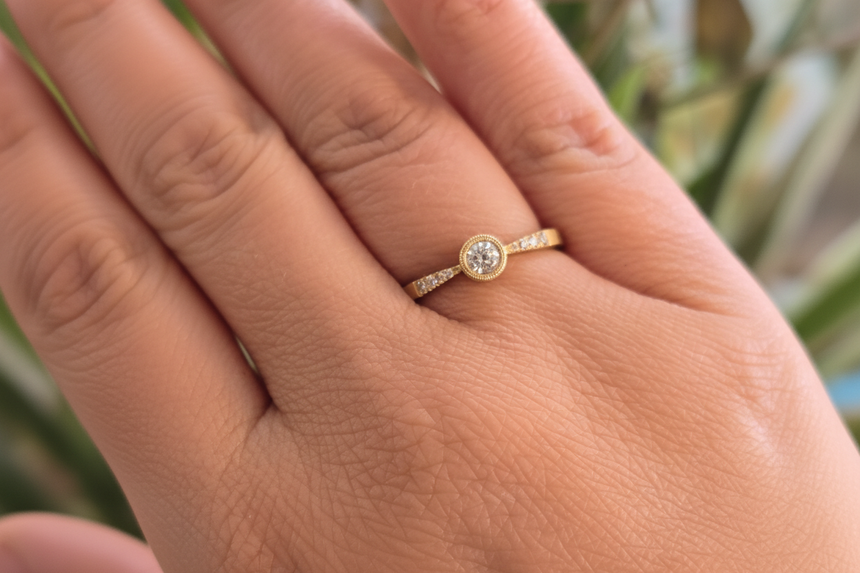 Round Diamond Horseshoe Solitaire Ring - 18k Gold