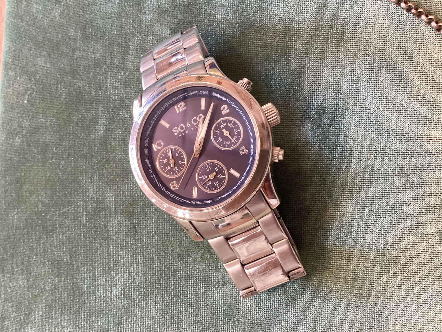 Watch battery 3 year warranty, silver jumpring on chain for Sarah Bolger