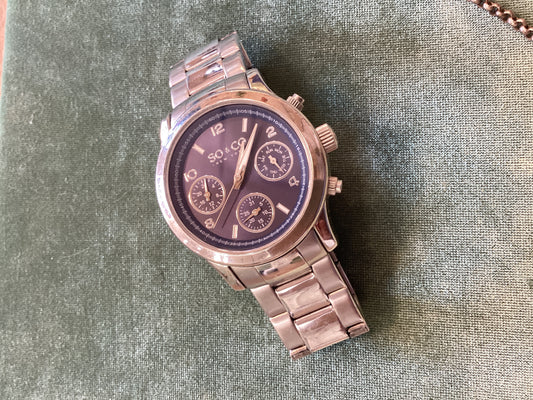 Watch battery 3 year warranty, silver jumpring on chain for Sarah Bolger