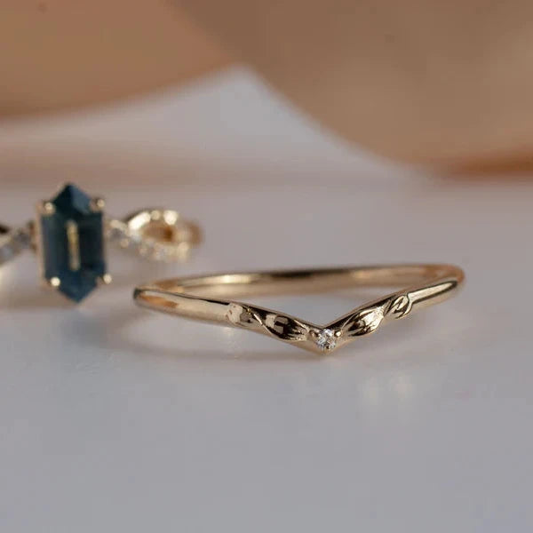 Pine Diamond Band – 14k Yellow Gold Ring with White Diamond