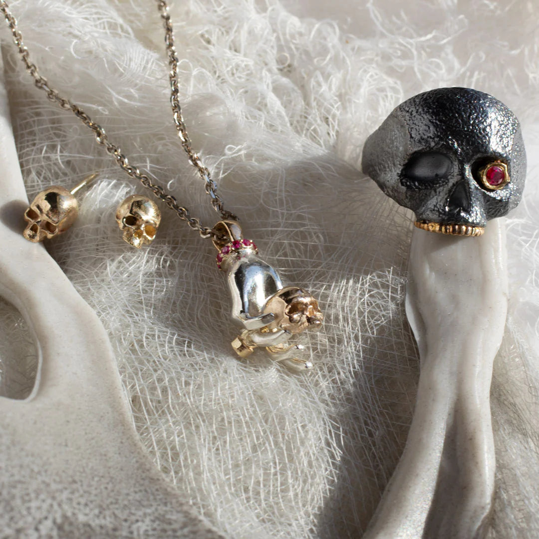 Muerte y Vida Skull Stud Earrings in 14k Yellow Gold