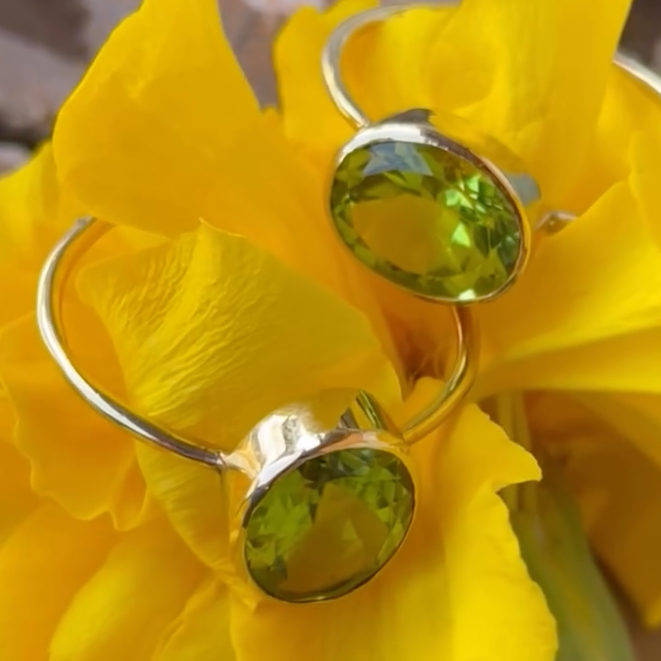 18k Yellow Gold Peridot Ring - Vertical Set