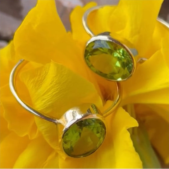 18k Yellow Gold Peridot Ring - Vertical Set