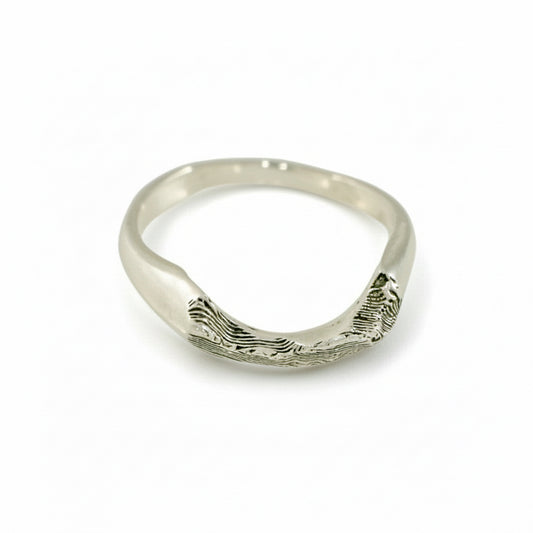 Slim sterling silver Sandia Mountain Hug ring with gently curved mountain-inspired design.