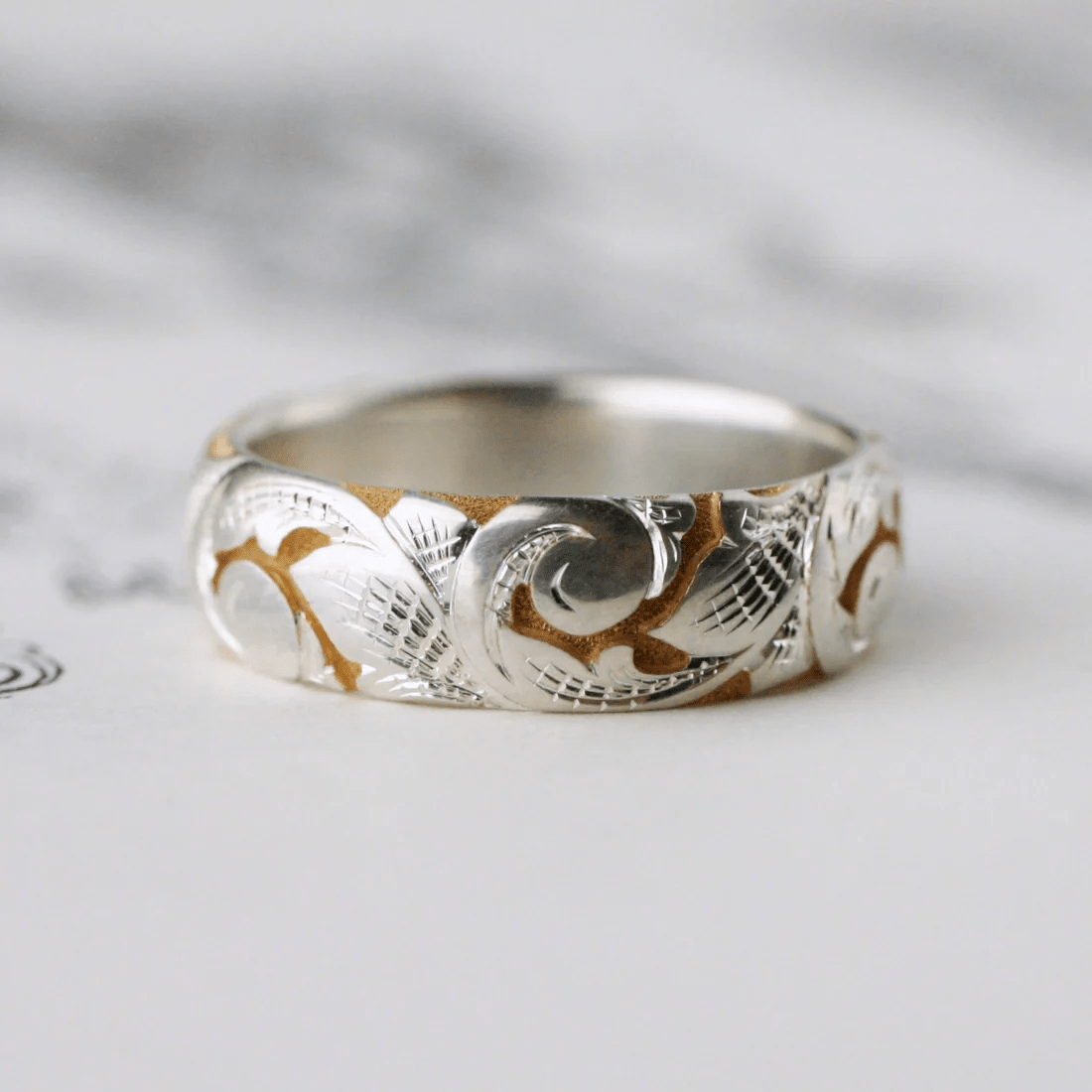 Slim two-tone acanthus band shown from the front – fine hand engraving.